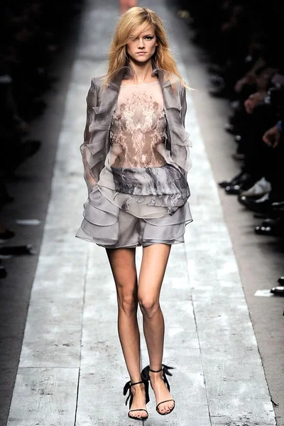 Look 10